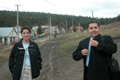 Die beiden jungen Roma-Aktivisten Josephina Vornová und Ivan Hriczko im Fronteinsatz in dem Roma-Viertel des slowakischen Dorfes Durkov.